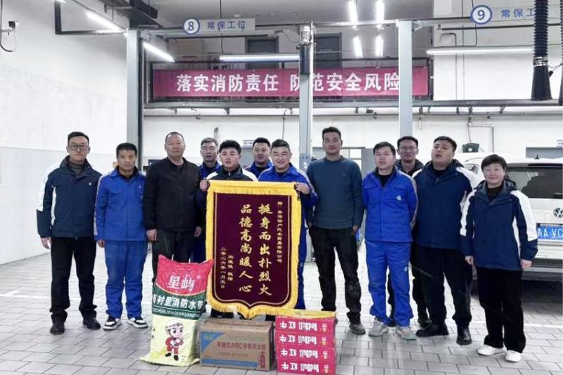 相鄰廢品回收站起火，汽貿(mào)公司迅速組織撲救